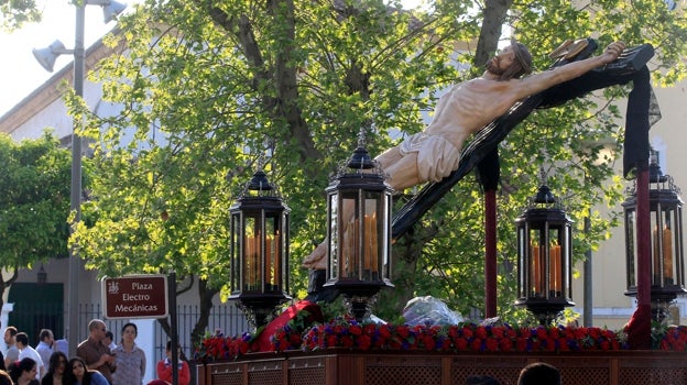 La antigua imagen del Cristo de la Oración y Caridad, por el barrio de Electromecánicas