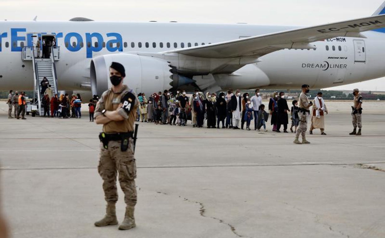 Llegada de un vuelo desde Dubái lleno de afganos exiliados tras la caída de Afganistán a manos de los talibanes