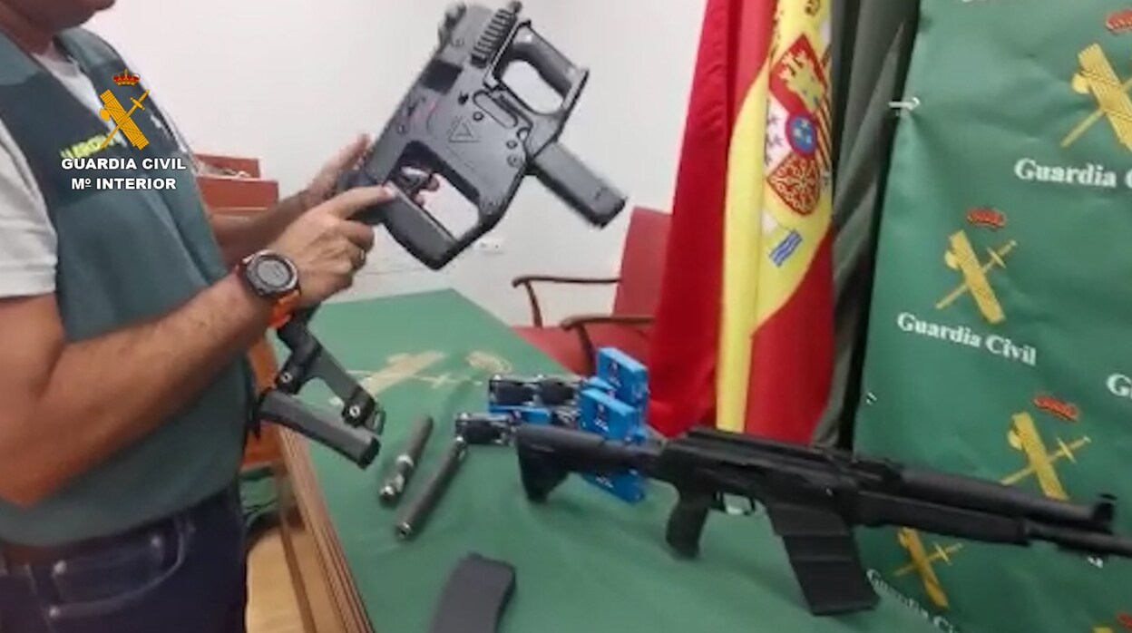 Hallan un arsenal de guerra en un taller clandestino de armas en Málaga a dos traficantes con siete identidades
