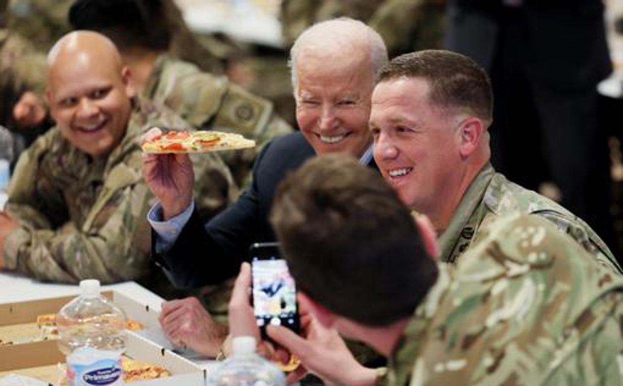 Imagen de archivo del presidente de los Estados Unidos, Joe Biden, junto a los soldados norteamericanos en Polonia