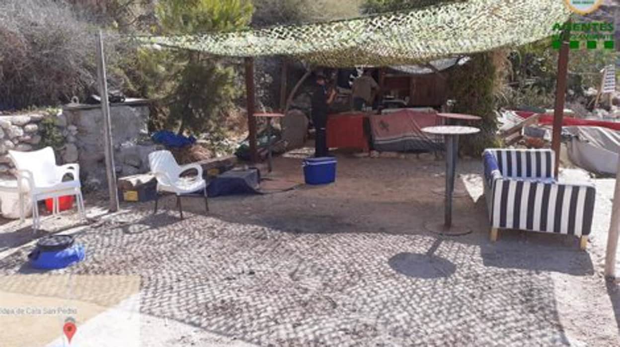 Desmantelado en la costa de Almería un chiringuito ilegal donde se halló hachís y marihuana