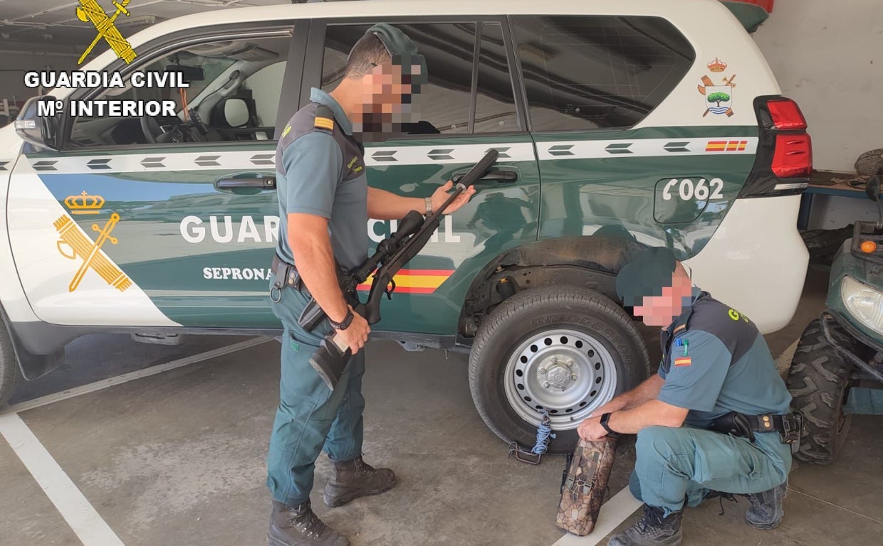 Agentes del destacamento del Seprona
