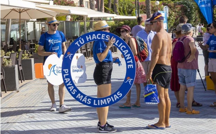 Alicante cambia basura por regalos a los bañistas para que no tiren plásticos en la playa y preservar la vida marina