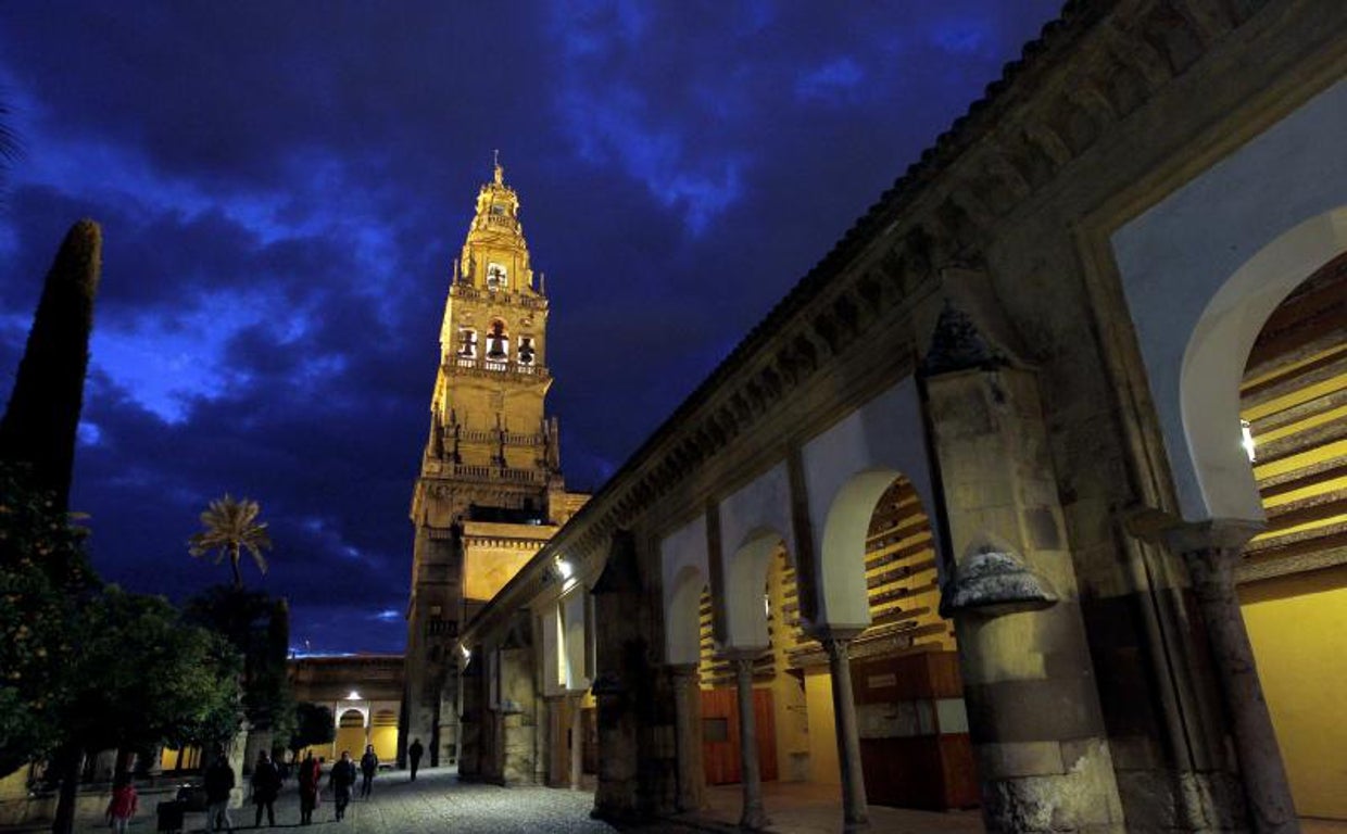 La torre de la Mezquita-Catedral, iluminada durante la noche en una imagen de archivo