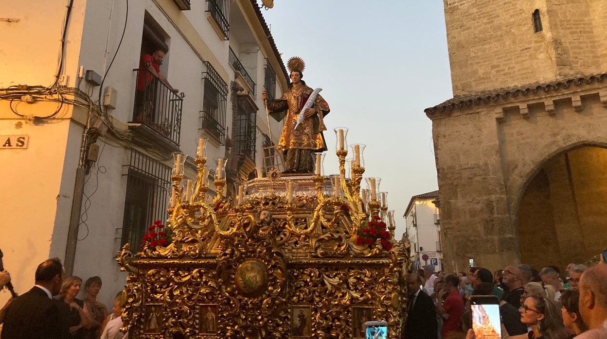 San Lorenzo recibe el cálido fervor popular en su vuelta a las calles de Córdoba