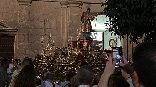 El paso de San Lorenzo, girado hacia la iglesia del Juramento