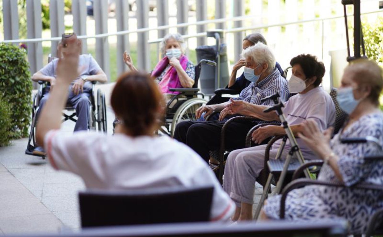 Un grupo de ancianos en una residencia de Madrid