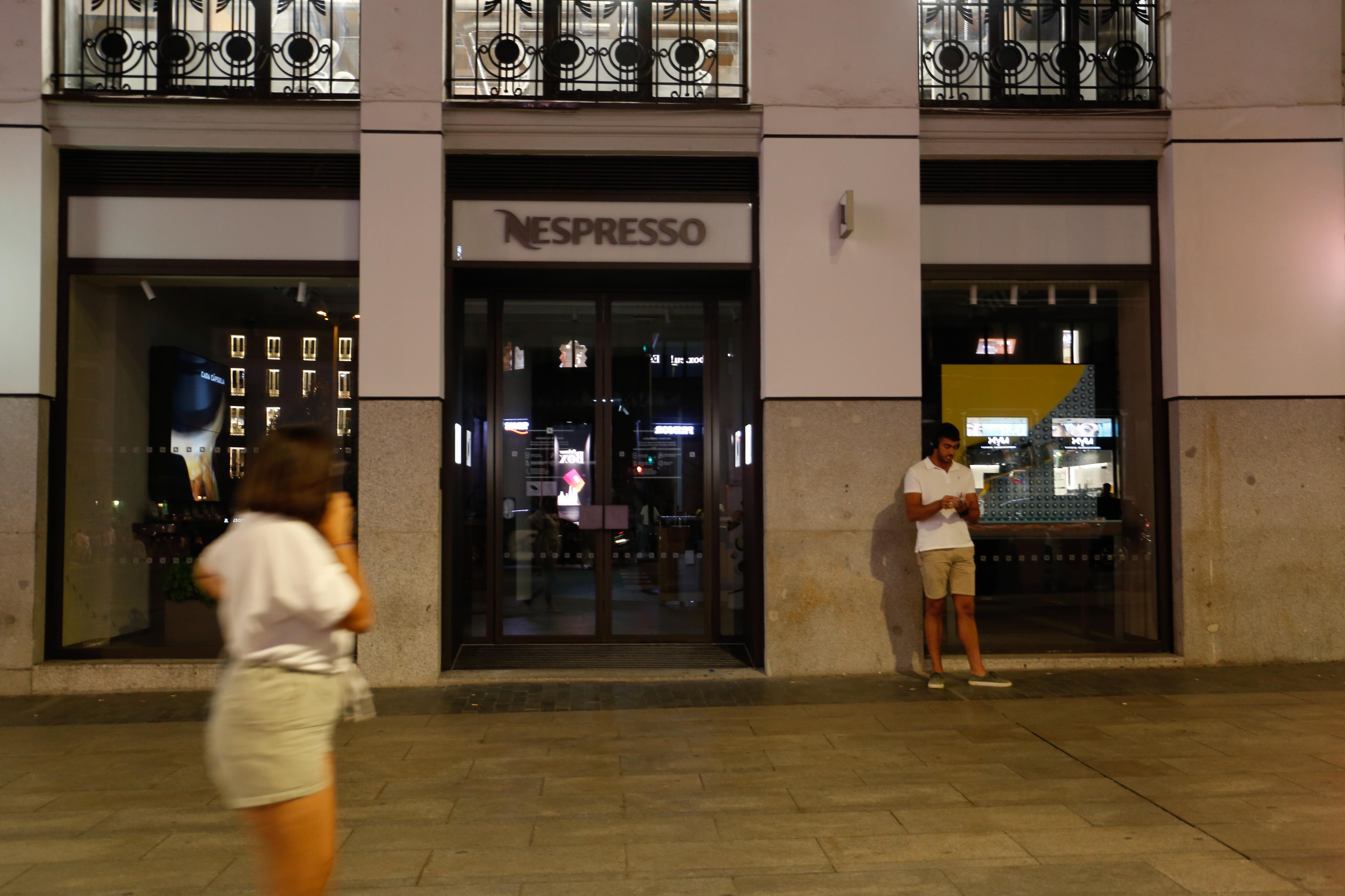 La tienda Nespresso sin ninguna luz encendida.