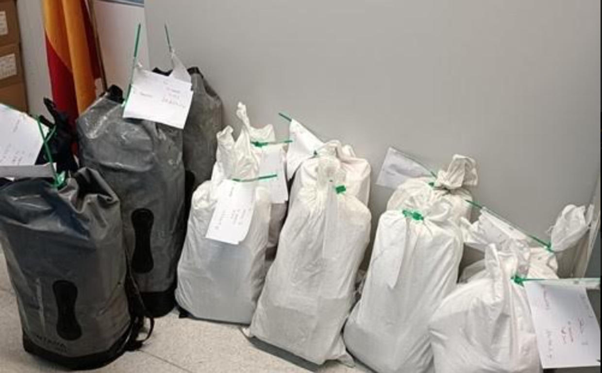 Se interceptaron ocho fardos atados a la tobera de refrigeración del buque