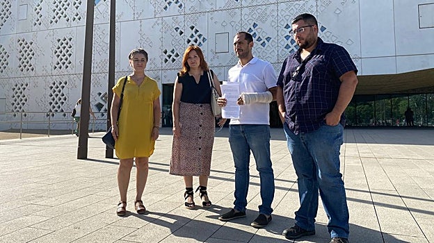 Dirigentes de IU en los juzgados de Córdoba para presentar el caso