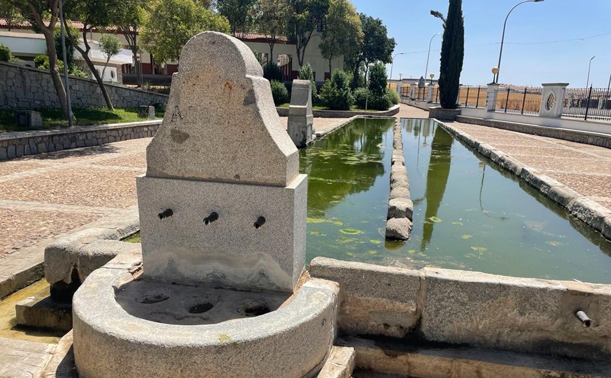 Una fuente pública de Pozoblanco, con los grifos cerrados en la jornada de este jueves