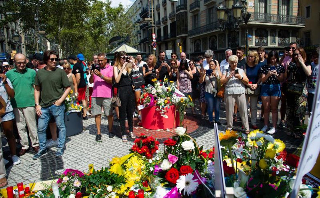 Uno de los homenajes a los fallecidos por los atentados del 17-A en Barcelona, en una imagen de archivo