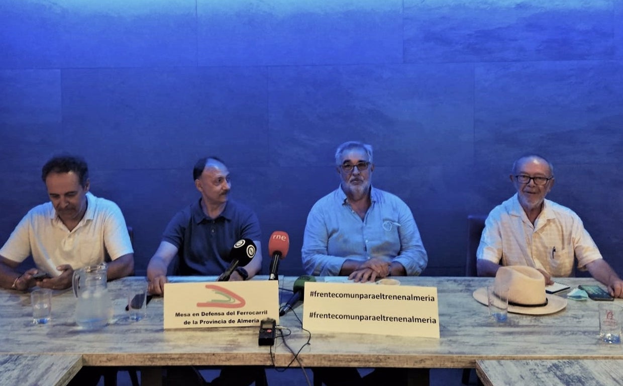 Miembros de la mesa del tren de Almería durante la rueda de prensa.