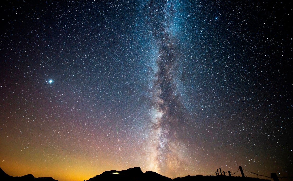Perseidas junto a la Vía Láctea en una imagen del pasado año