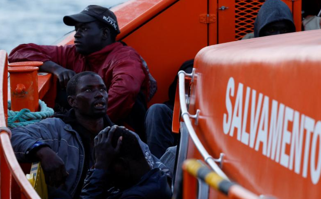 Migrantes esperan a ser desembarcados en el muelle de Arguineguín el pasado día 9