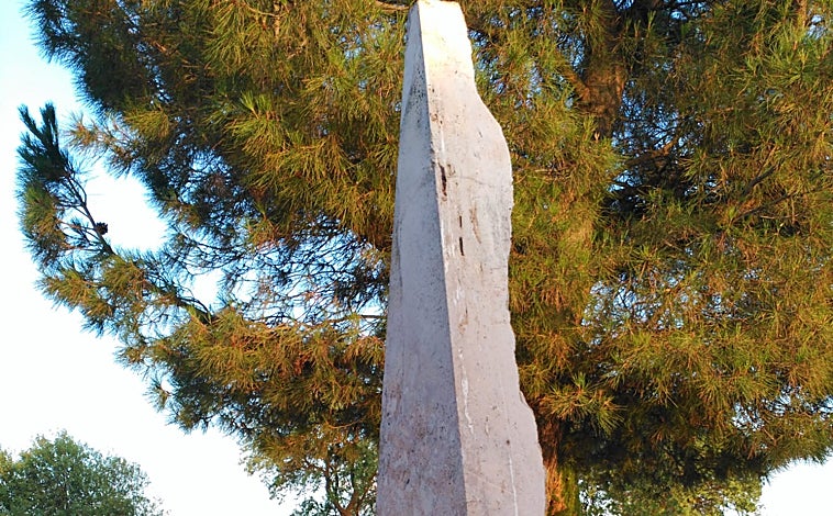 Imagen principal - Los escritores y estudiosos Antonio Lázaro y José Manuel Ortega en la finca de este en Santa María del Campo Rus. En el prado de alza el monolito en memoria de Jorque Manrique, realizado por el Ortega escultor (es un hombre polifacético) y, tras ellos dos, en la imagen, pude verse su 'Don Quijote', de madera, como Clavileño.