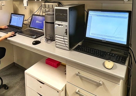 Imagen secundaria 1 - El grupo de investigadores, que lleva un largo tiempo perfeccionando sus métodos, prevé que la prueba de concepto que realiza en el Hospital Puerta de Hierro arroje sus primeros resultados para principios de 2023.