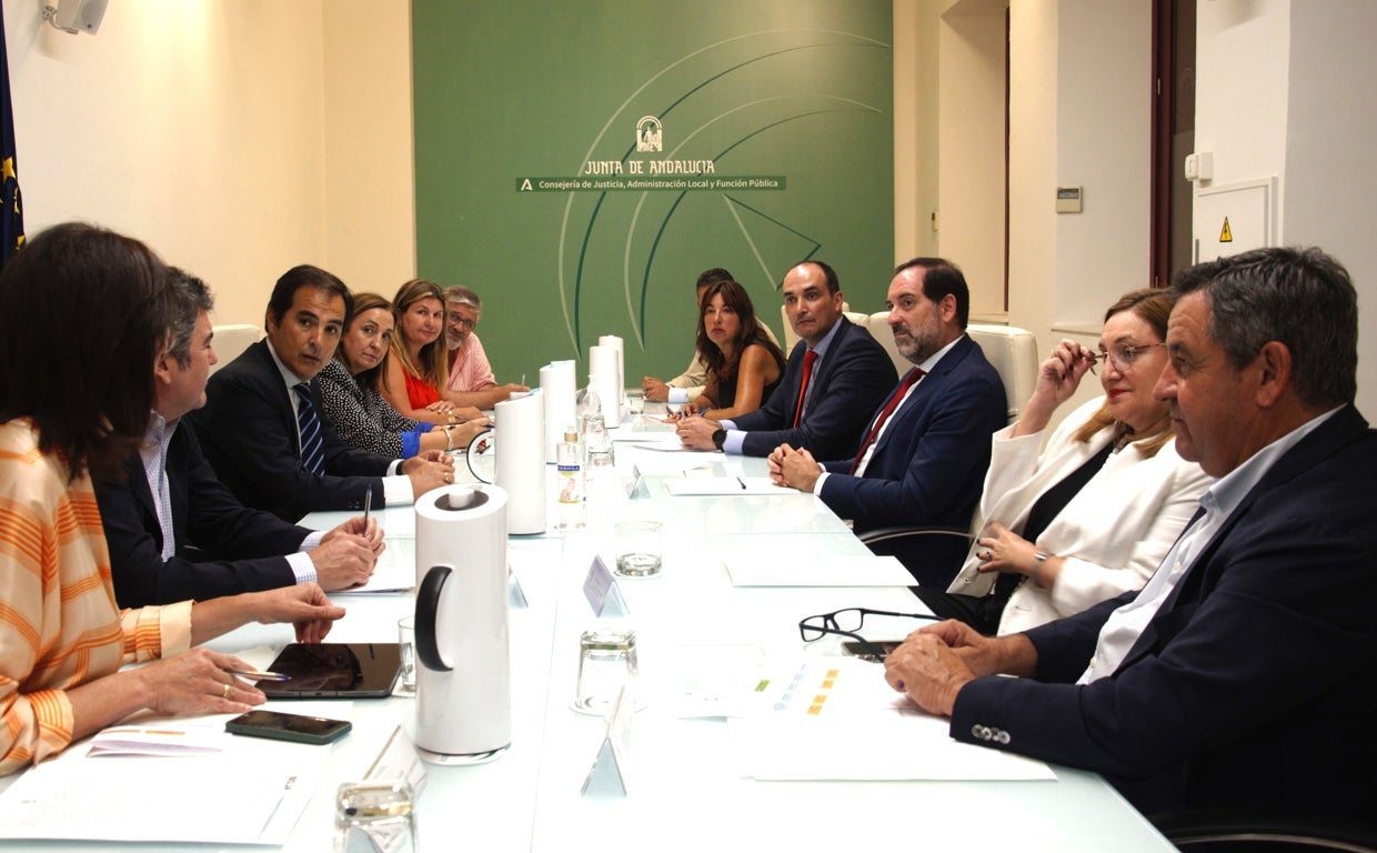 El PP andaluz busca bufete de abogados para acusar en las macrocausas de corrupción del PSOE