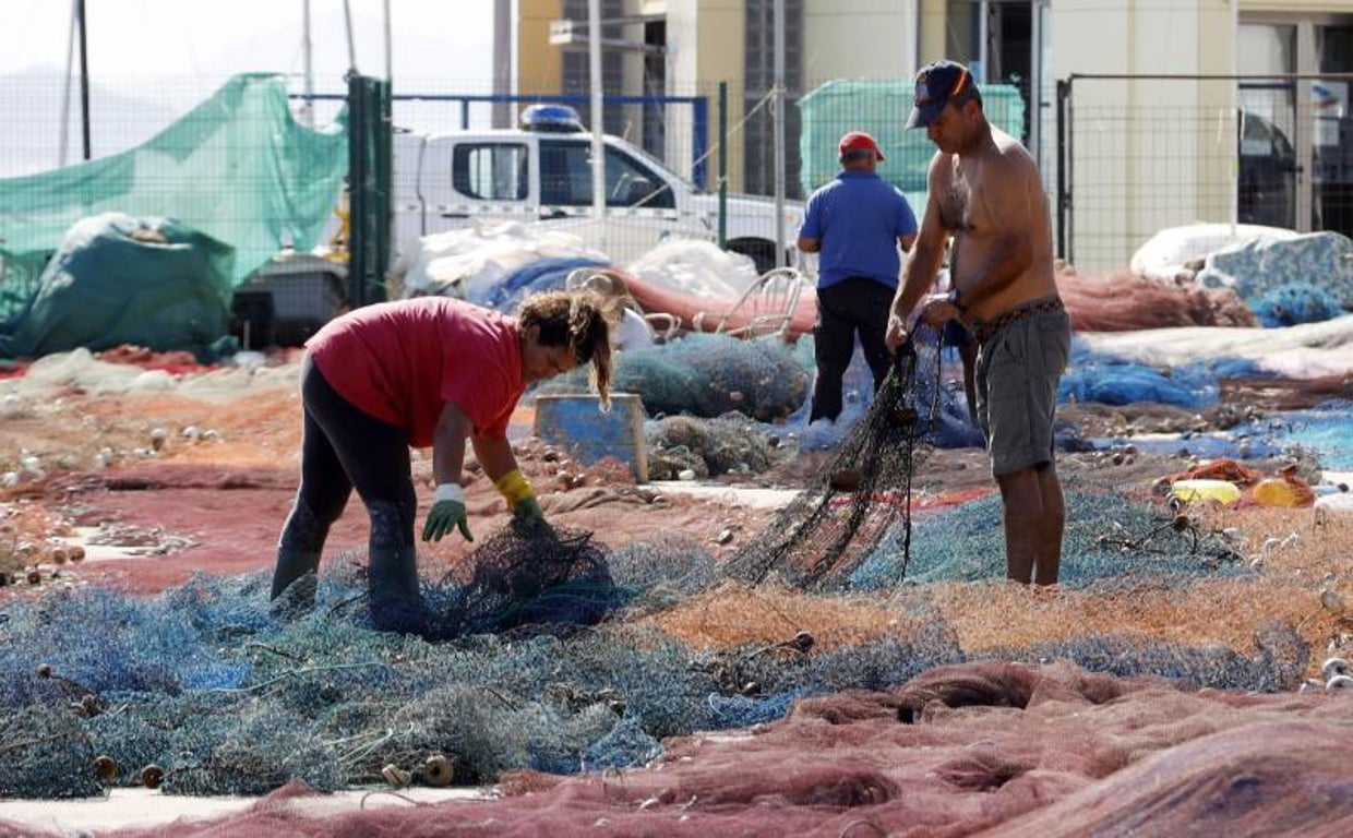 Imagen de archivo de dos pescadores que trabajan en el Mar Mediterráneo