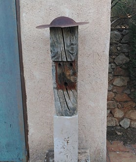 Imagen secundaria 2 - Los escritores y estudiosos Antonio Lázaro y José Manuel Ortega en la finca de este en Santa María del Campo Rus. En el prado de alza el monolito en memoria de Jorque Manrique, realizado por el Ortega escultor (es un hombre polifacético) y, tras ellos dos, en la imagen, pude verse su 'Don Quijote', de madera, como Clavileño.