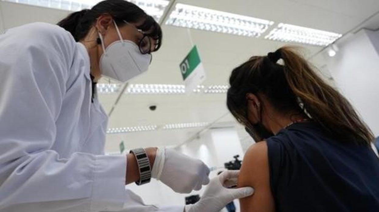 Andalucía reduce sus pacientes Covid en UCI a cifras del inicio de la pandemia: solo hay 20 en toda la comunidad