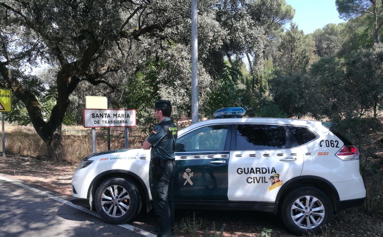 Un agente de la Guardia Civil a la entrada de Santa María de Trassierra