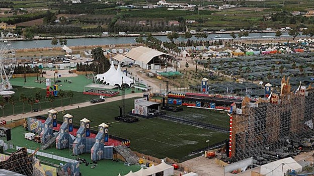 Vista panorámica del espacio ocupado por el evento, con la estructura trasera del escenario principal