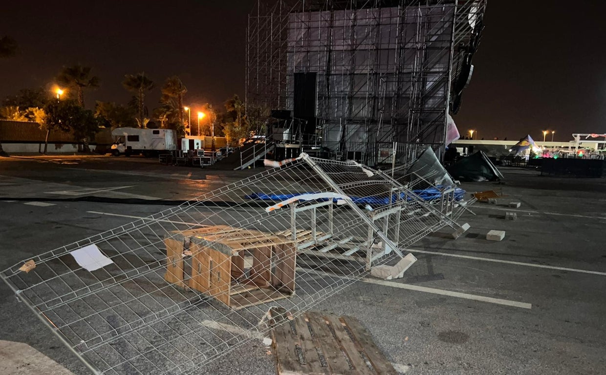 Destrozos causados por el «reventón cálido» y el viento racheado en el recinto del Crazy Urban Festival de Torrevieja la pasada noche