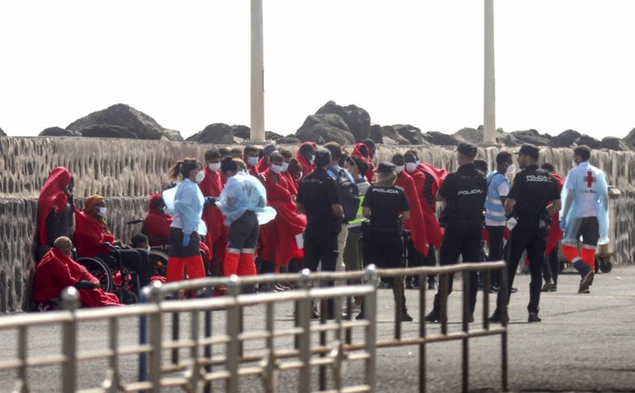 Llegada de una embarcación neumática con 51 inmigrantes a bordo, cuatro de ellos menores, al muelle de La Cebolla, Arrecife, Lanzarote