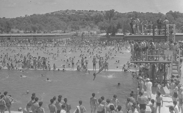 Al pueblo o a la piscina:  los veranos en blanco y negro de nuestros abuelos