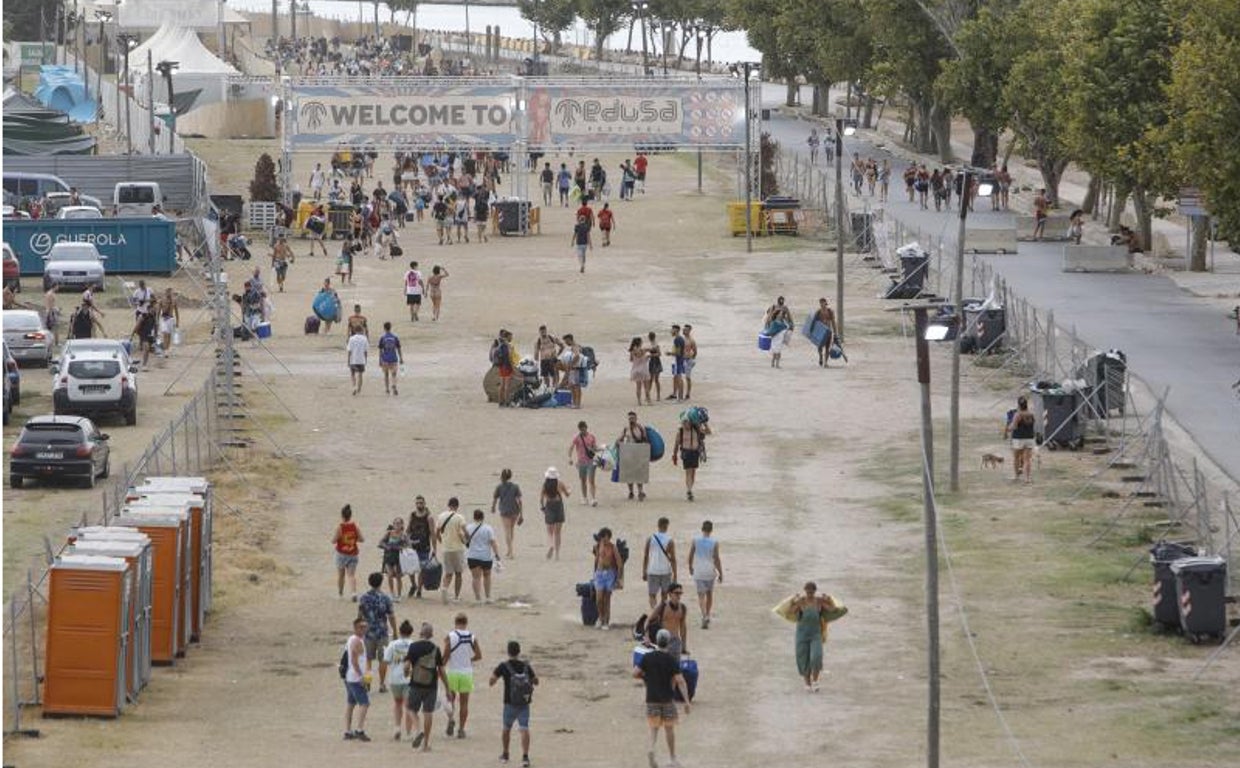 Público abandona el Medusa Sunbeach Festival tras el trágico accidente, este sábado