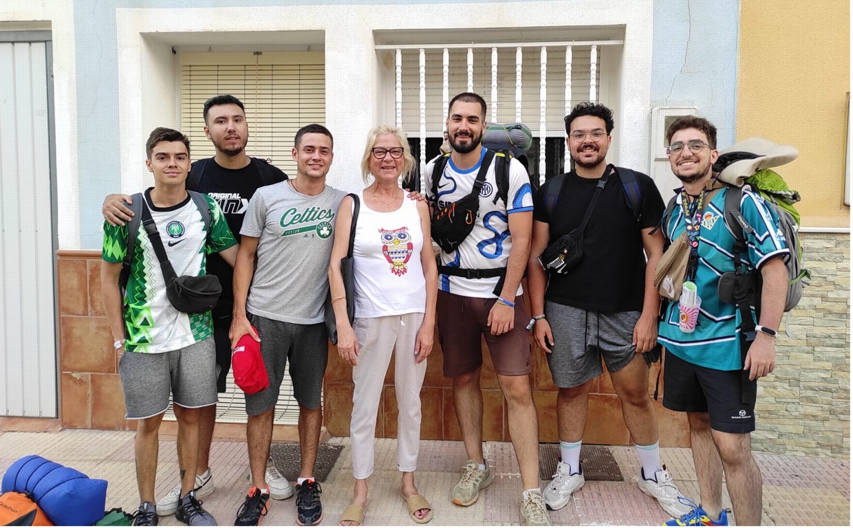 Alejandro y sus amigos posan con su ángel de la guarda