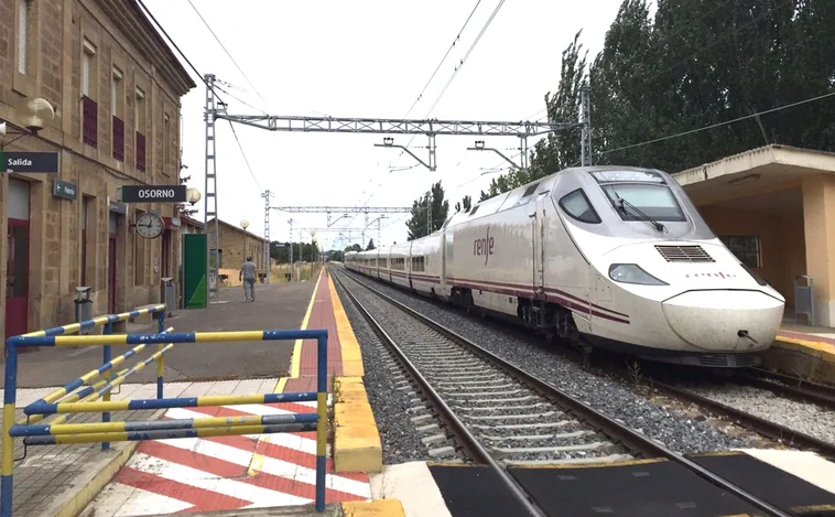 El tren playero Valladolid-Santander se convierte en autocar desde este lunes por obras en la vía