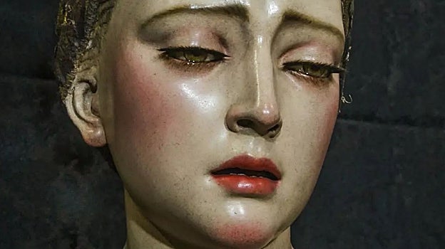 Primer plano de la Virgen, en el que se aprecian los ojos verdes