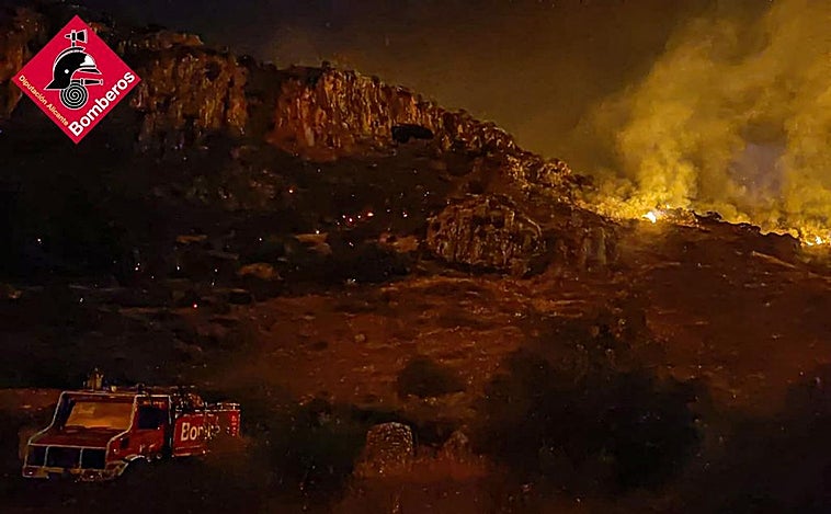 Vídeo: los bomberos inspeccionan de noche bosques arrasados por el incendio de 6.500 hectáreas en Alicante