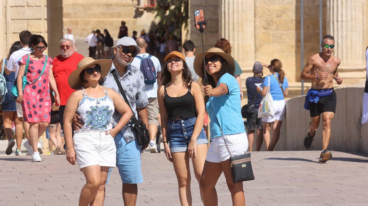 Los turistas en el último día del puente de agosto en Córdoba, en imágenes