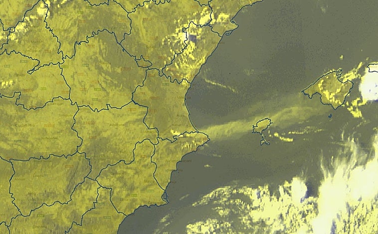 El humo del incendio forestal de Alicante ya llega hasta Mallorca