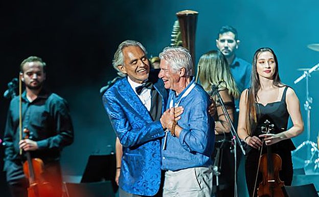 Gere y Bocelli en el escenario de Starlite