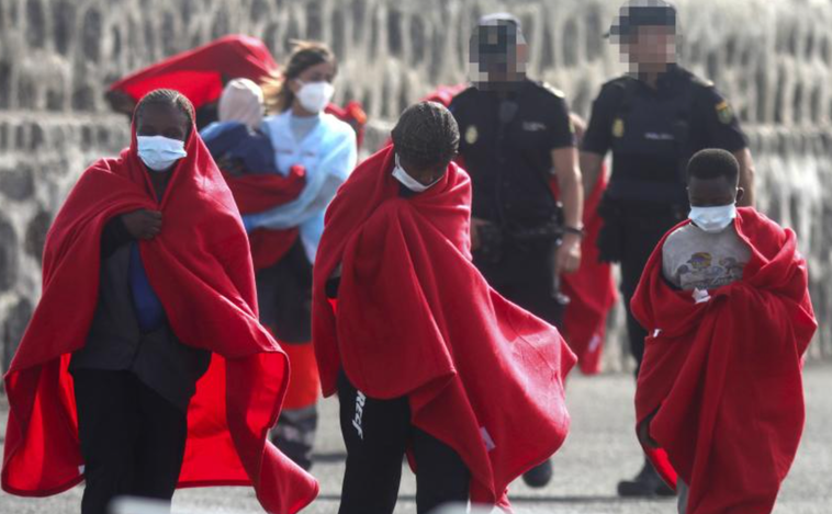 Sánchez ve una «senda descendente» en las llegadas de migrantes a Canarias