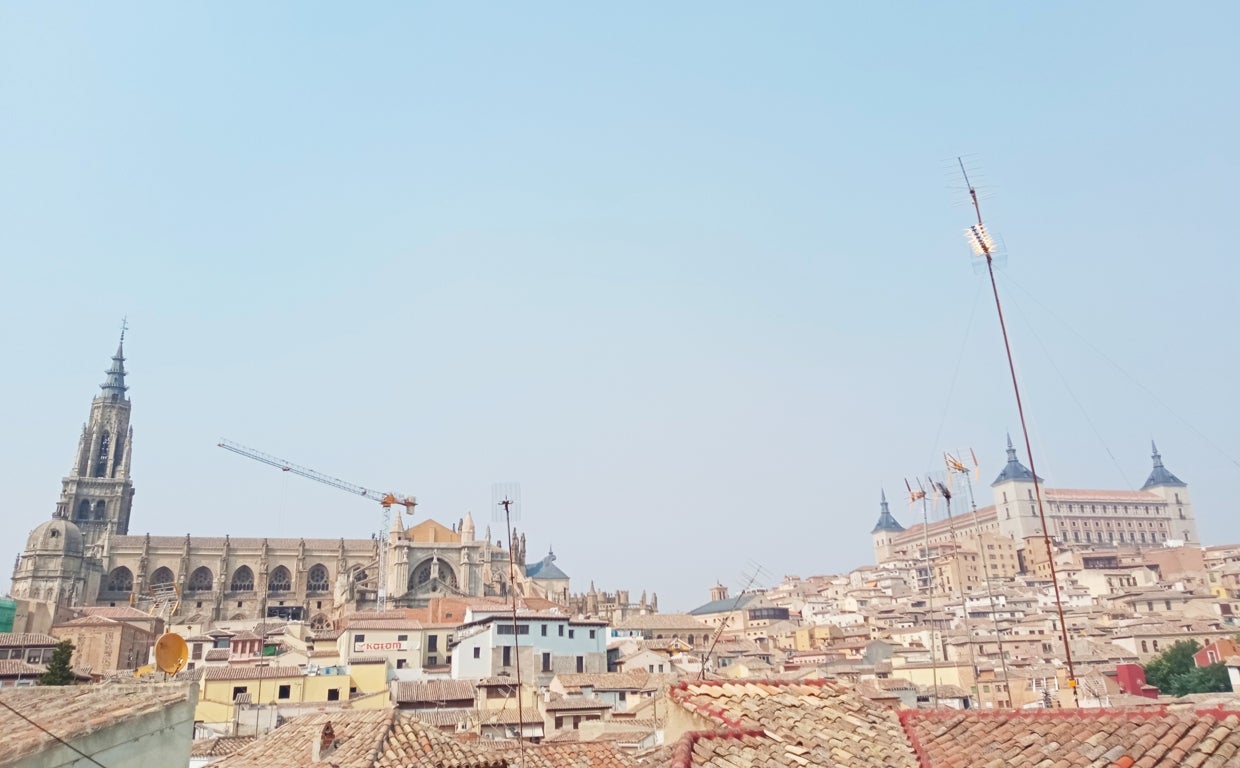 El humo que se puede ver en la ciudad de Toledo, con la catedral y el alcázar al fondo