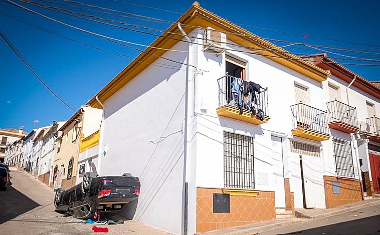 Los vecinos de Íllora piden el «destierro» y asaltan las casas de los principales sospechosos tras la agresión mortal