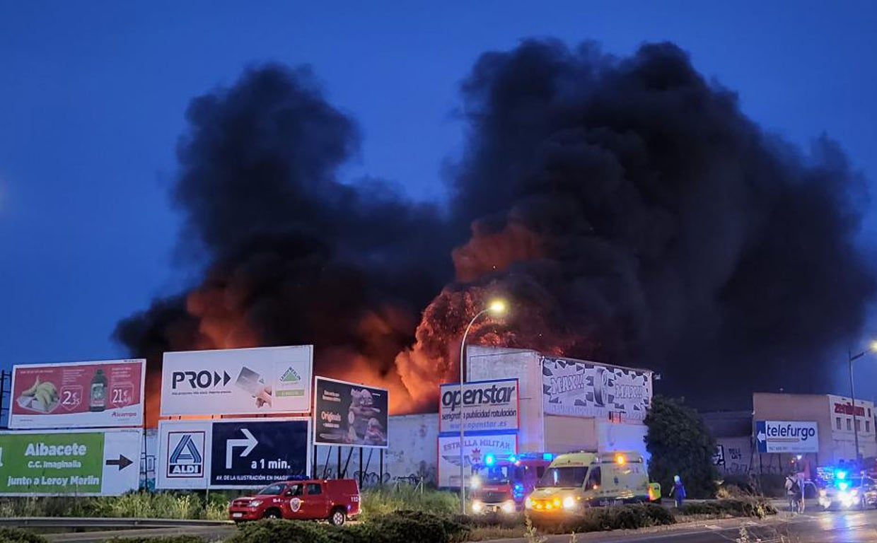 Arde una nave dedicada al desguace y la chatarra en el polígono industrial Campollano de Albacete