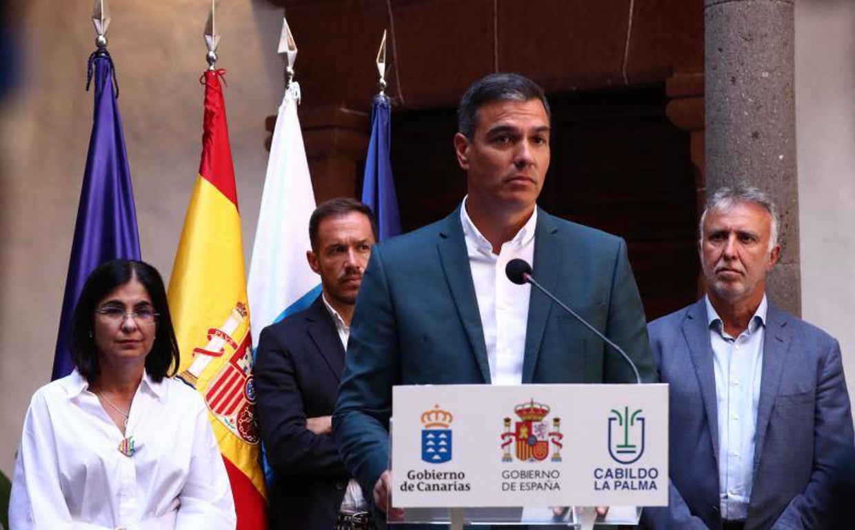 Pedro Sánchez comparece durante su visita a La Palma