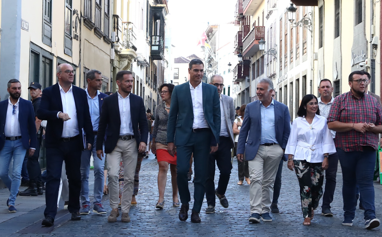 Sánchez en su llegada a la Casa Salazar, en Santa Cruz de La Palma