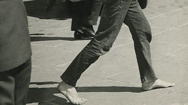 Un turista, descalzo por el centro de Madrid, en 1967. Los comportamientos a veces estrafalarios sorprendían a los madrileños