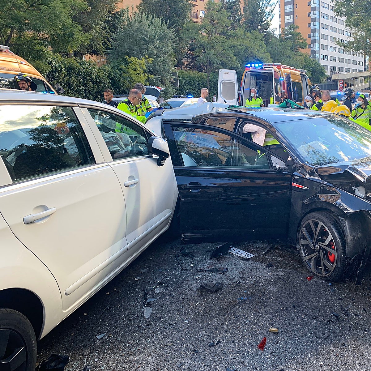 Brutal accidente entre tres coches y una moto: un muerto y tres heridos graves en Sinesio Delgado