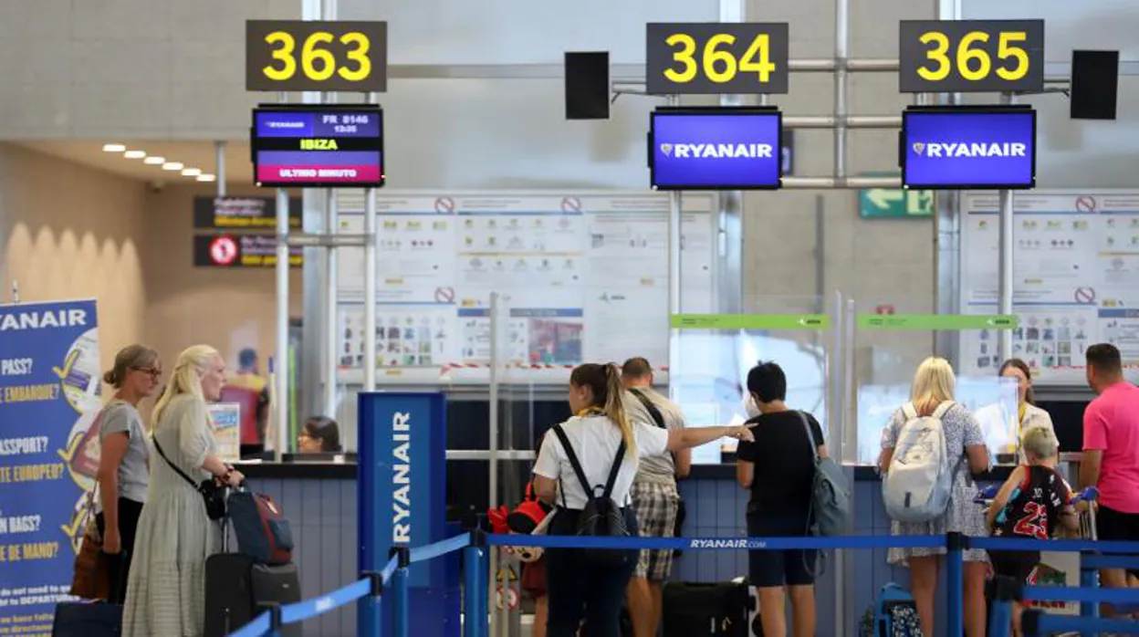 Casi una veintena de vuelos con retrasos en los aeropuertos de Málaga y Sevilla por la huelga de Ryanair