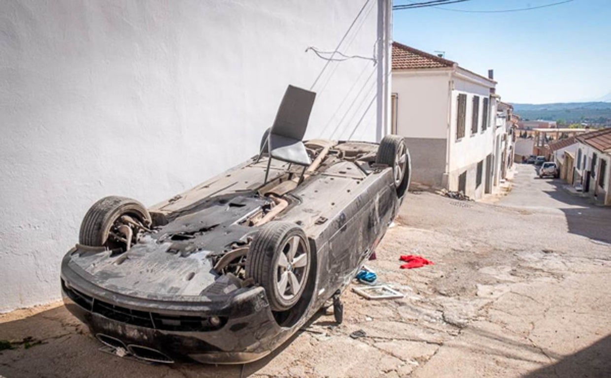 Uno de los coches destrozados tras los altercados posteriores a la muerte de un joven en íllora