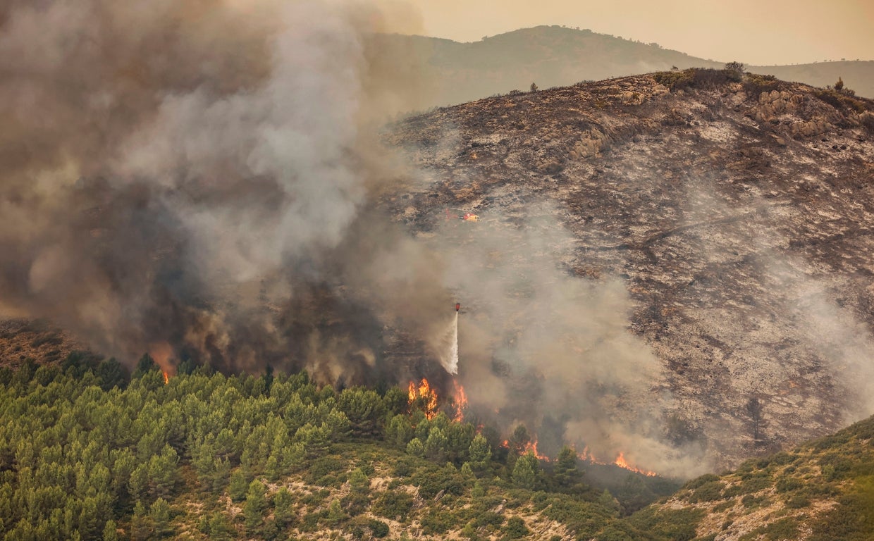 Imagen de las tareas de extinción en el incendio forestal originado en Bejís (Castellón)