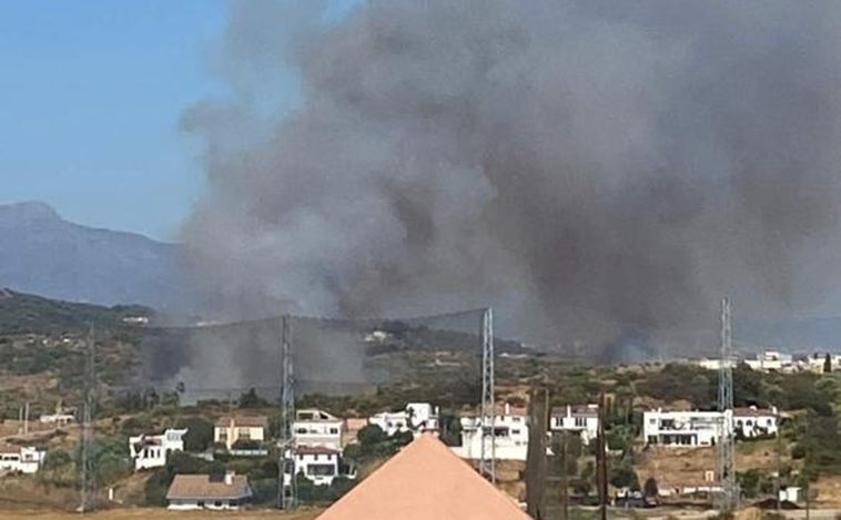 Cortada la autovía A-7 en Estepona por la espesa columna de humo de un incendio